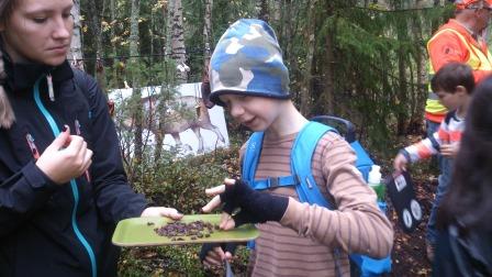 Elever från 4B i Mariehemsskolan smakar på det torkade örtmarinerade älgköttet. Foto: Anja Kjellsson