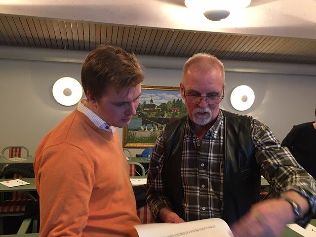 Länsjaktvårdskonsulent Filip Ånöstam (t.v.) och Leif Kolseth, ordförande i Tunabygdens jaktvårdskrets diskuterar utfallet av den senaste älgjakten. Foto Christer Gruhs