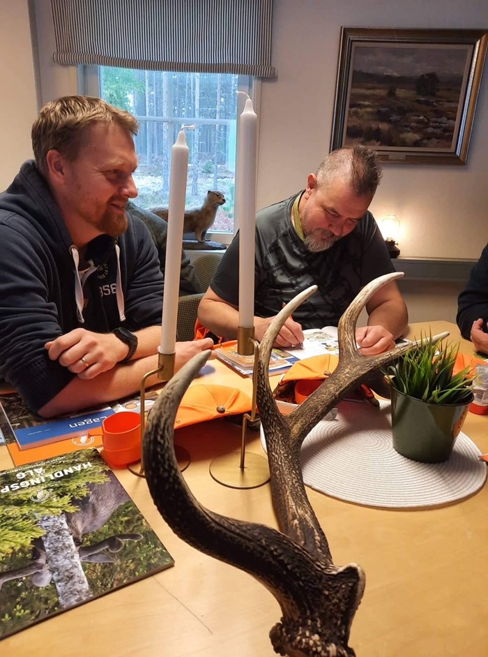 Två intresserade kursdeltagare vid jaktledarutbildningen i Falun funderar över kursledarens kluriga uppgifter. Foto: Britta Lundh