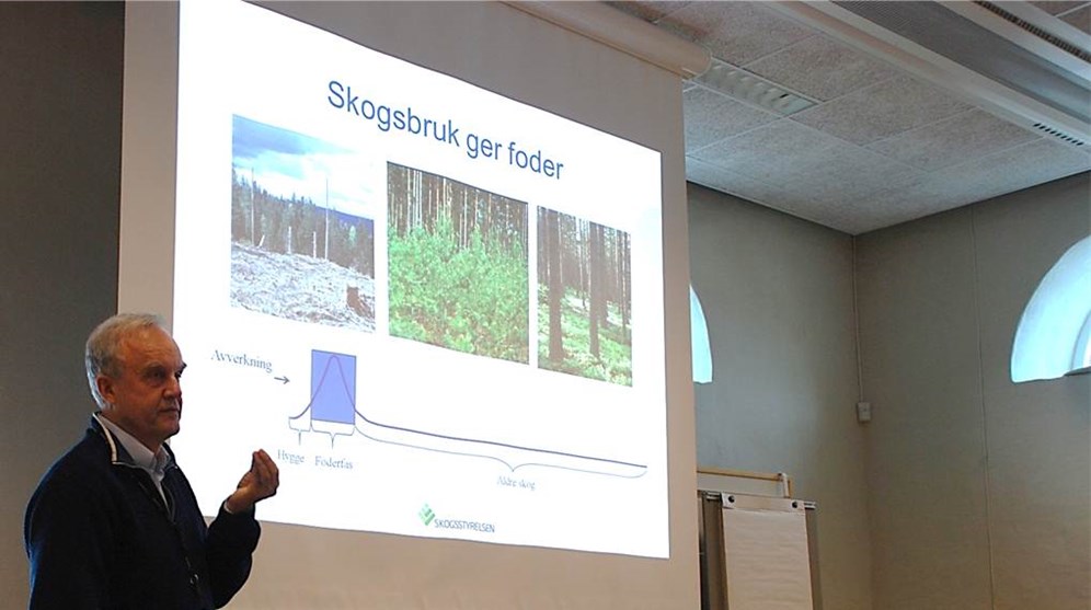 Göran Silfverling från Skogsstyrelsen beskriver myndighetens arbete med foderprognoser. Foto: Fredrik Widemo.