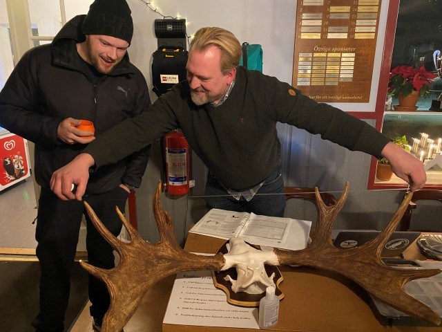 Tommy Colling från Gustafs får sitt älghorn bedömt av Jägareförbundets Erik Mattsson. Foto Christer Gruhs