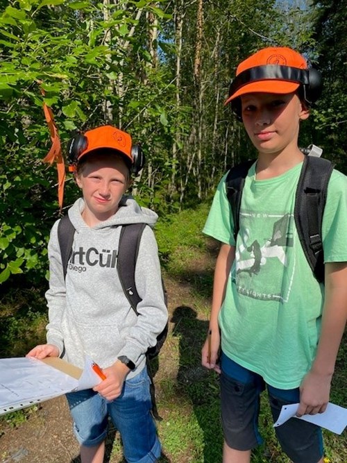 Benjamin Blom, 11 år och Charlie Sarus från Bjursås var tidigt ute för att kolla frågorna i jaktdagens tipspromenad. Foto Christer Gruhs