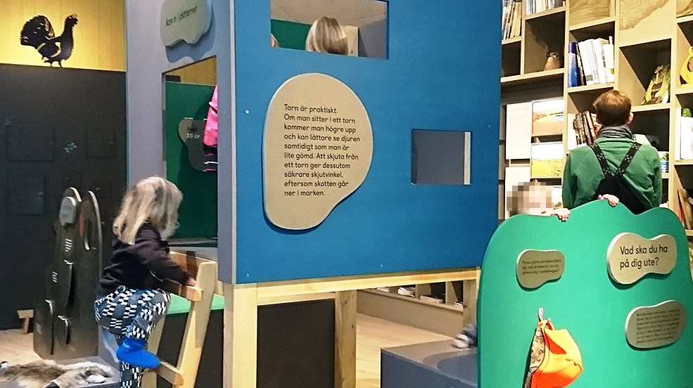 Barn klättrar i lektorn