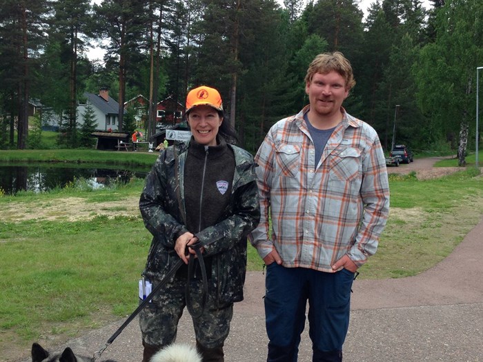 Anette Eklund, Jägareförbundet Dalarna och Anders Sundberg, Älvdalens utbildningscentrum gläds över intresset för jaktlägret. (Foto Christer Gruhs)