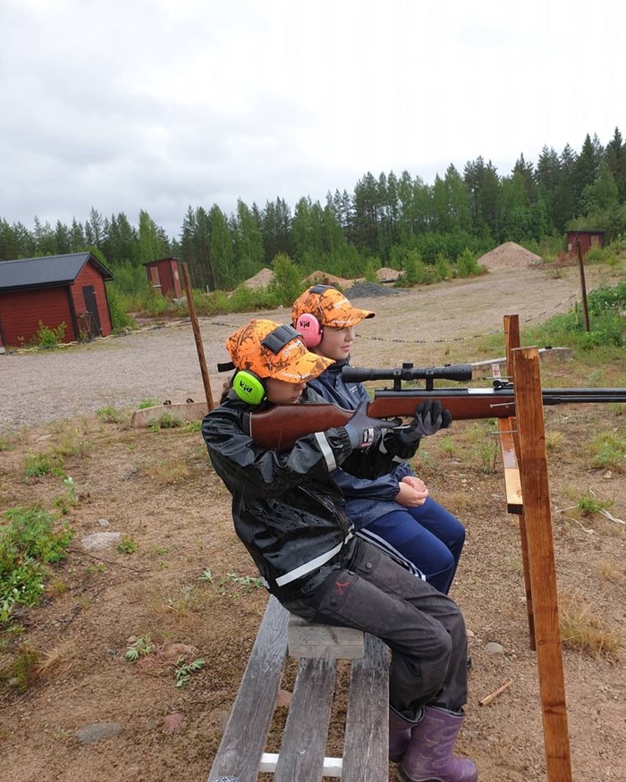 Spännande att få testa målskytte under ansvarig ledning, tyckte de här unga expeditionsdeltagarna i Enviken. Foto:privat