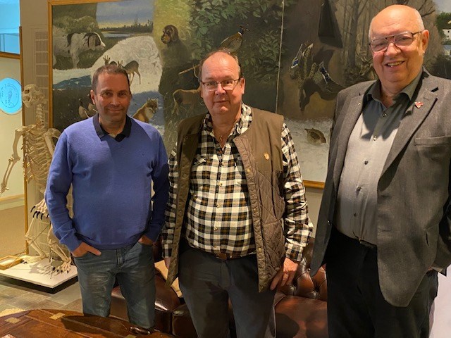 Förbundsordförande Peter Erikssons (i mitten) i samspråk med styrelseledamoten Johan Frost (t.v.) och Ulf Berg, ordförande i Jägareförbundet Dalarna. Foto Christer Gruhs