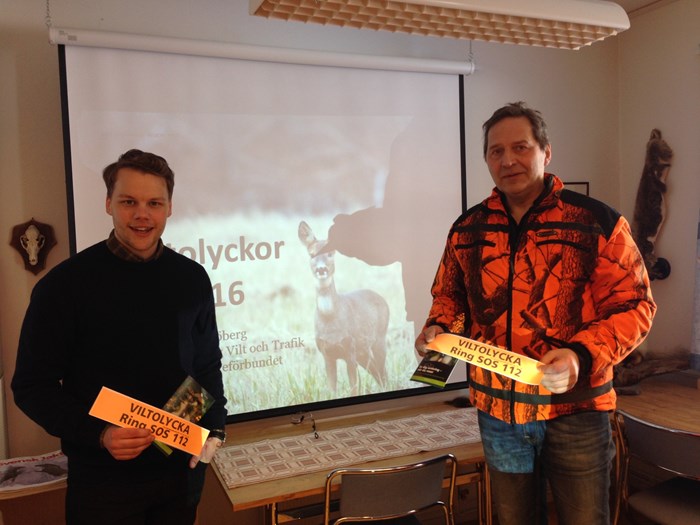 Jaktvårdskonsulent Jerk Sjöberg och eftersöksjägaren Ulf Danielsson informerade vid presskonferensen om aktuell viltolycksstatistik.