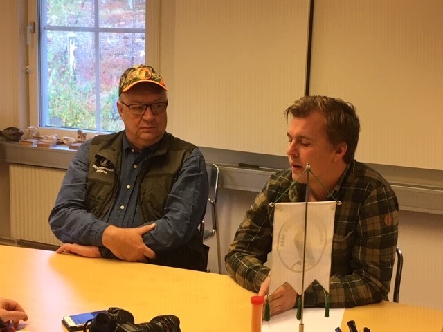 Jägareförbundets ordförande i Dalarna, Ulf Berg, och jaktvårdskonsulent Filip Ånöstam är angelägna om att jägarna i Dalarna engagerar sig i den pågående spillningsinventeringen efter varg.