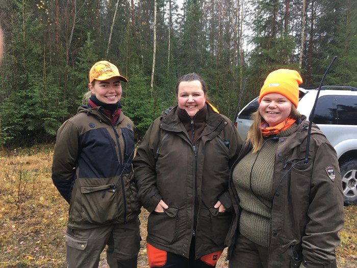 Trion (fr.v) Amanda Markus, Enviken, Christine Karlberg, Orsa och Emma Nordahl, Nyhammar tyckte jakten vid Kulle blev en spännande upplevelse. Foto Privat