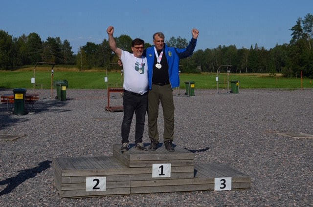 Mats Larsson, Malungsfors, till höger, kan numera titulera sig som nordisk mästare i jaktskytte. Här tillsammans med tvåan Äso Alatalo. Foto Lars Björk