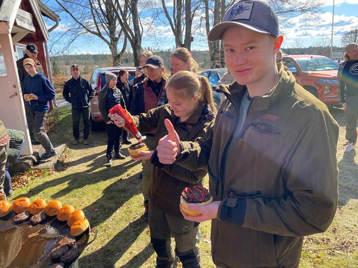 Tummen upp för jättegoda Wagyuhamburgare från Dalstorp. Syskonen Hillevi och August Svensson från Brämhult lät sig väl smaka.