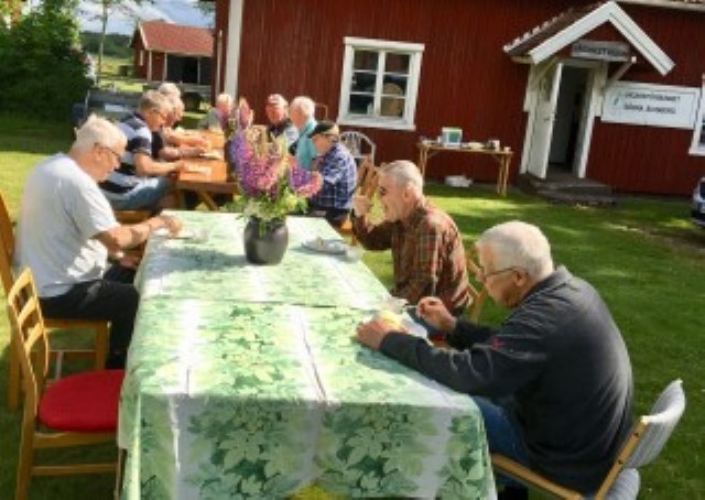 Seniorerna i Södra Älvsborg njuter av gemytlig samvaro vid långbordet på Rådde