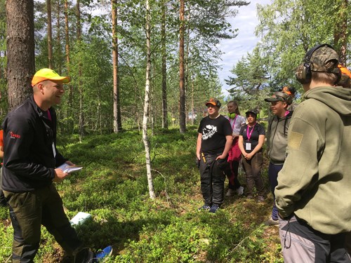 Anders Eriksson, ledare, informerar de unga lägerdeltagarna om vikten av att hjälpa småfåglarna med en bra bostad för övervintring och förökning. Foto Christer Gruhs