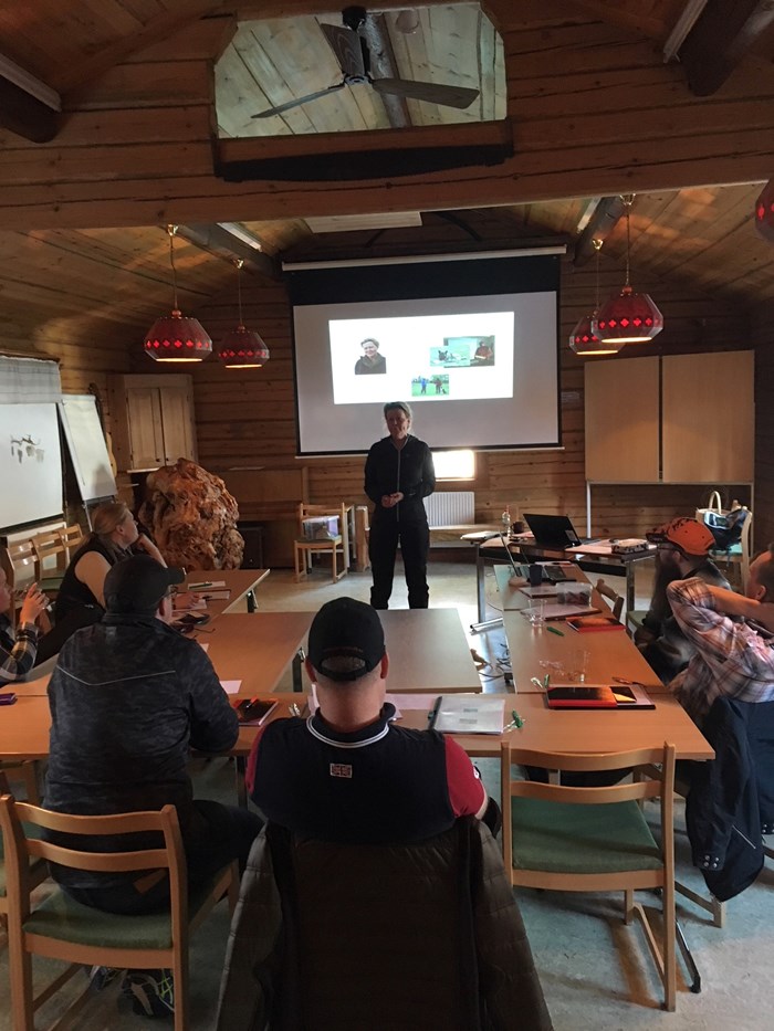 Anette Ullmark Hellström, välutbildad instruktör, föreläser om lydnadsproblematiken för intresserade kursdeltagare. Foto: Ulf Danielsson