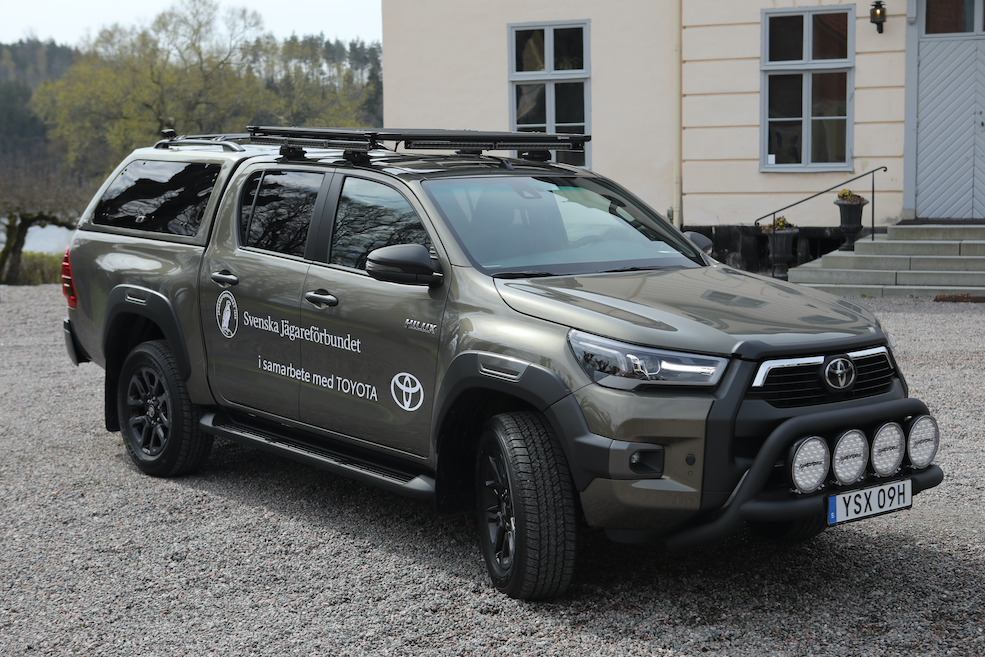 Specialutrustad Toyota Hilux framför slottet på Öster Malma