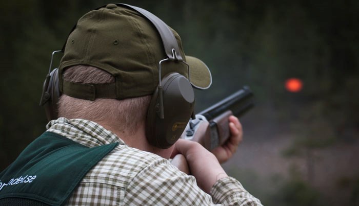 Sedan förra veckan pågår en namninsamling bland jägare och andra vapenägare som protesterar mot regeringens planer på en skärpt vapenlagstiftning. Foto: Madeleine Lewander